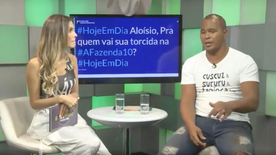 Flávia Viana conversa com Aloísio Chulapa após eliminação do peão - Reprodução/PlayPlus
