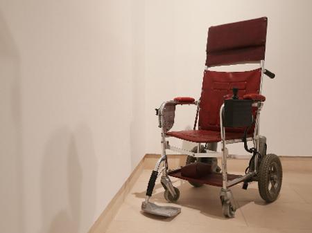 Cadeira de rodas motorizada, de 1988, que pertenceu a Stephen Hawking - Daniel Leal-Olivas/AFP
