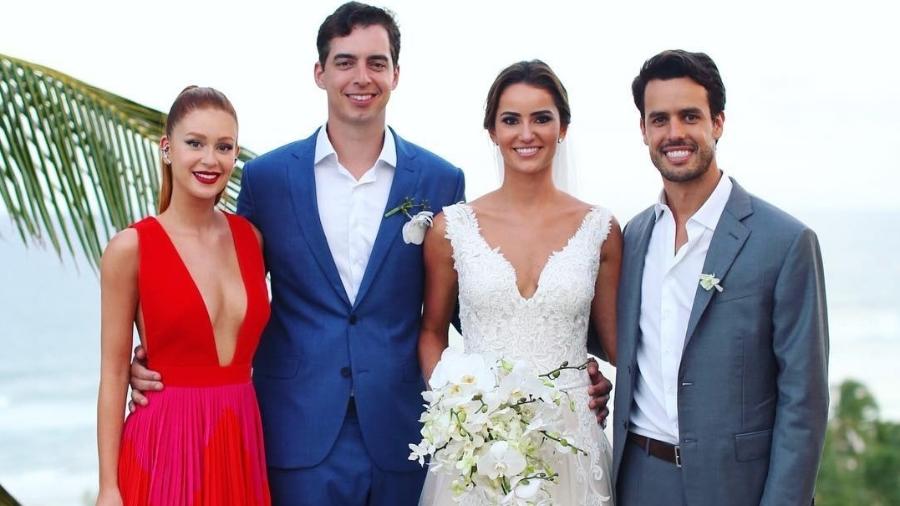 Marina Ruy Barbosa posa com os noivos e o marido, Xandinho Negrão, em casamento na Bahia - Reprodução/{Instagram