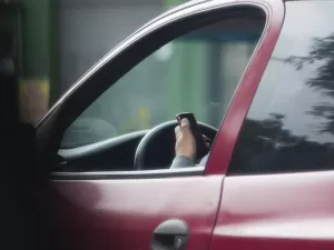 Por que celular pode virar perigo no trânsito e como se proteger ao dirigir