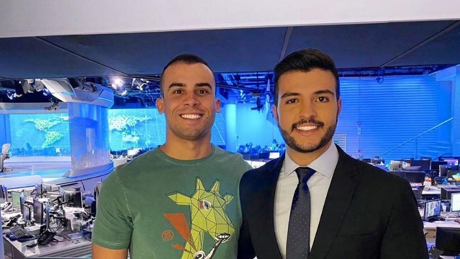 O jornalista Matheus Ribeiro, da TV Anhanguera, com o namorado, Yuri, no estúdio do Jornal Nacional - Reprodução/Instagram
