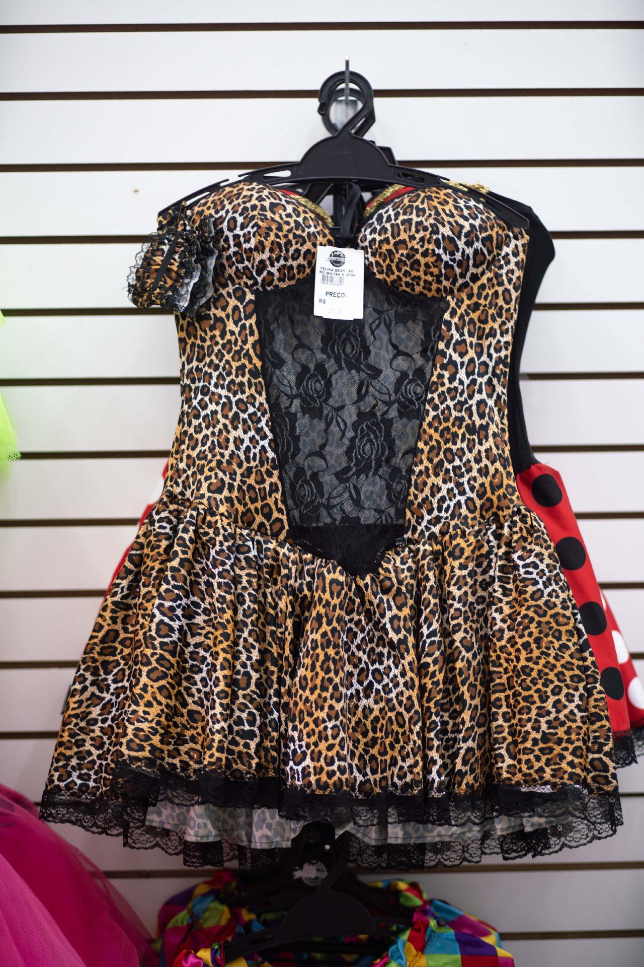 ******INTERNET OUT******* Rio de Janeiro, Rj, BRASIL. 05/01/2020; Fantasias e acessorios no Saara com estampas de animais é tendencia no carnaval deste ano apos a cantora Anitta usar esse tipo de vestimenta em seus shows. ( Foto: Ricardo Borges/UOL) ATENCAO: PROIBIDO PUBLICAR SEM AUTORIZACAO DO UOL - Ricardo Borges/UOL