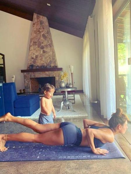 Isis Valverde pratica ioga ao lado do filho Rael - Reprodução/Instagram