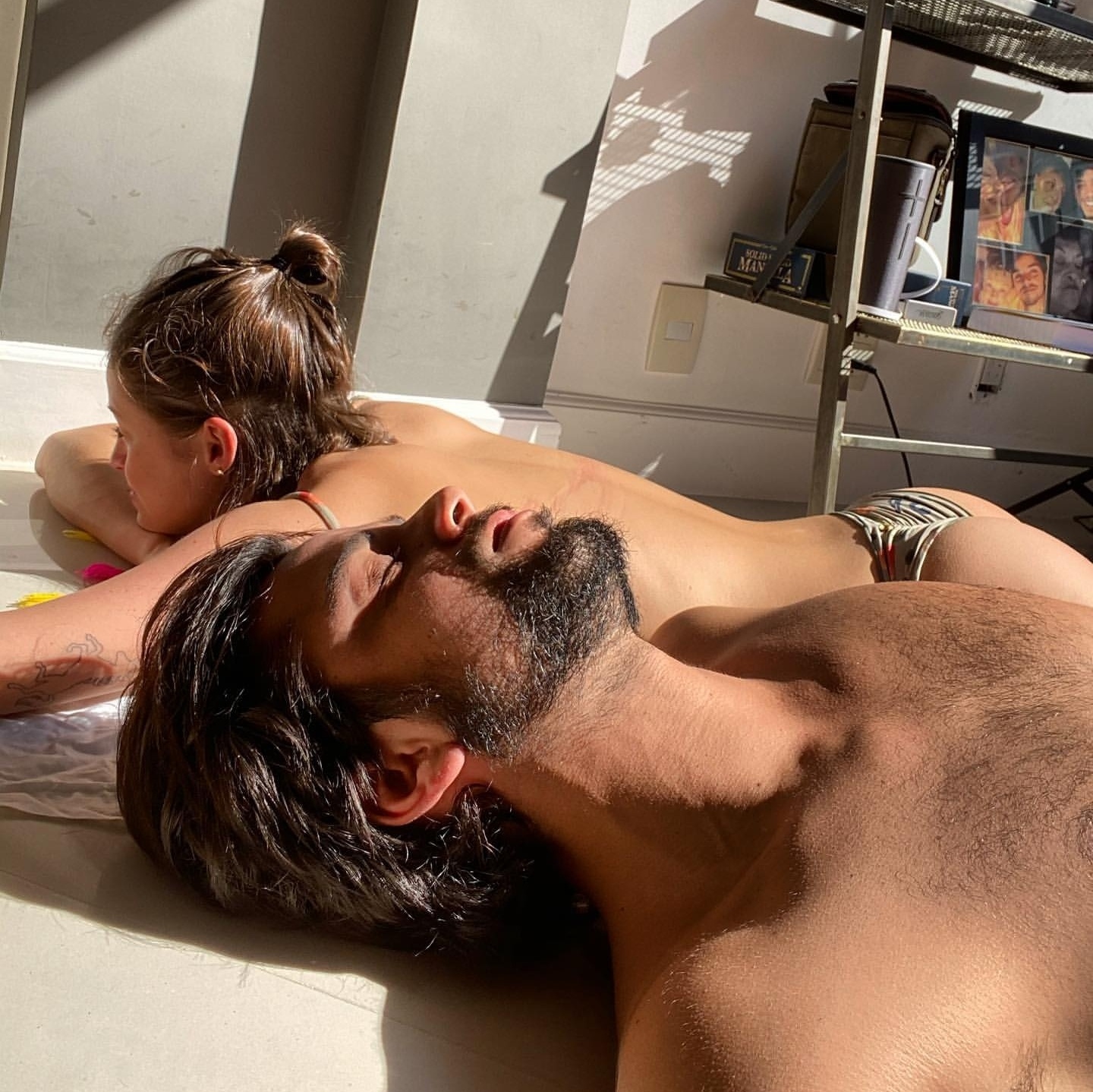 Rodrigo Simas toma sol em casa com Agatha Moreira fazendo topless -  Entretenimento - BOL