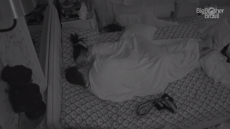 BBB 21: Karol e Arcrebiano movimentam edredom - Reprodução/Globoplay - Reprodução/Globoplay