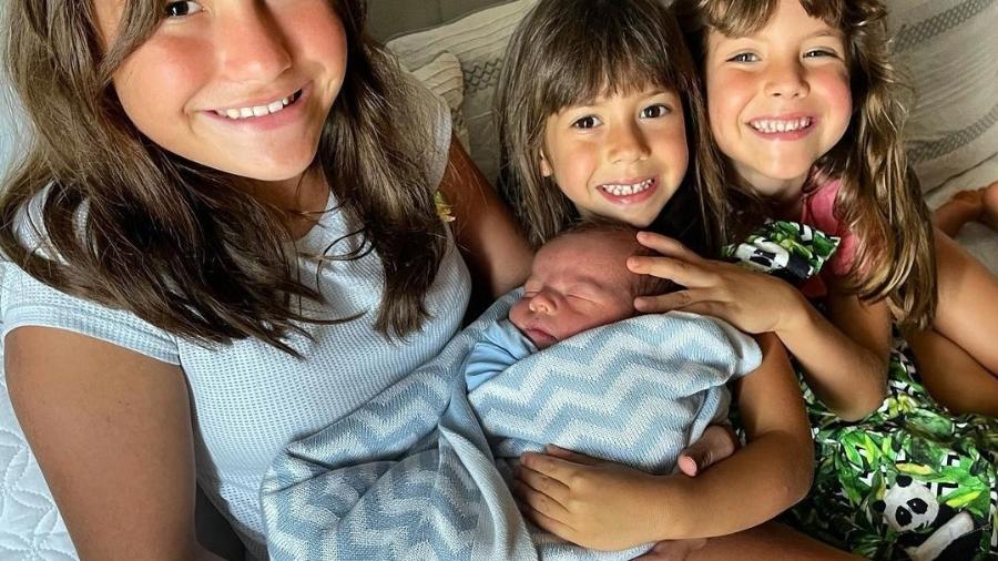 Malvino Salvador se emociona com fotos das filhas  - Reprodução instagram 