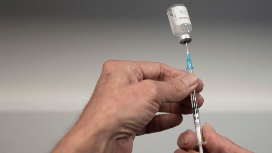 Agência europeia manteve recomendação para vacina da AstraZeneca contra a covid-19, apesar da notificação de casos de coágulos em pessoas que receberam uma dose -  Matthew Horwood Colaborador Getty Images