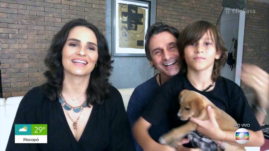 Arthur e os pais Murilo Rosa e Fernanda Tavares no "É de Casa" - Reprodução/GloboPlay