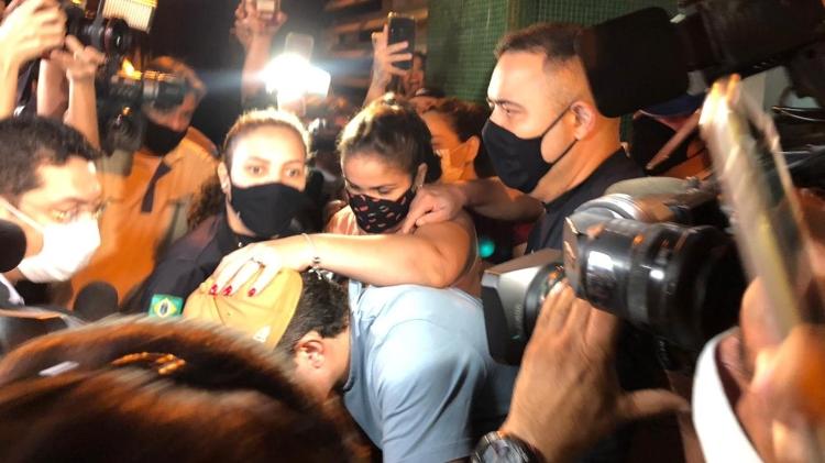 Abaixado e usando um boné, DJ Ivis deixa delegacia para exame de corpo de delito no IML - Camila Mathias - Camila Mathias