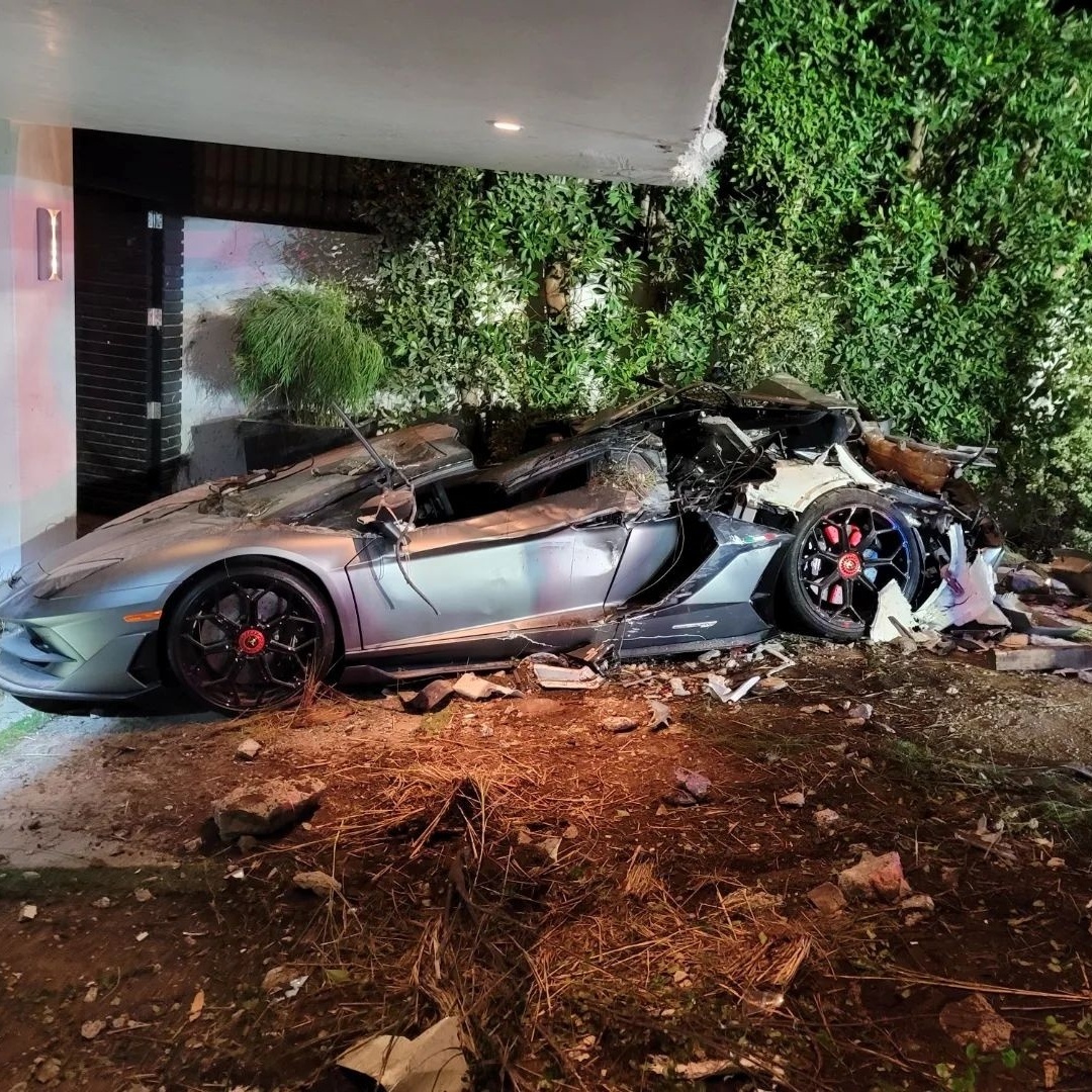 Lamborghini de R$ 5 mi atropelada por caminhão em garagem