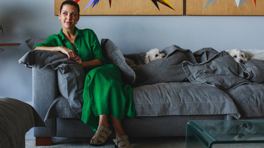 A escritora e roteirista Thalita Rebouças em seu apartamento, no Rio de Janeiro - Julia Rodrigues/UOL