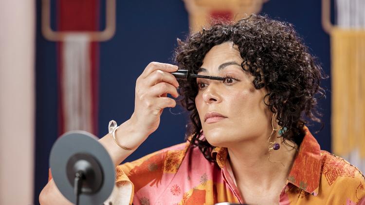 Fabi aplica uma camada de máscara de cílios - Mariana Pekin - Mariana Pekin