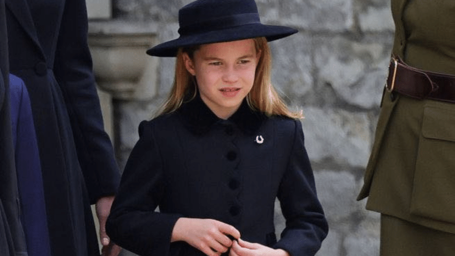 Princesa Charlotte usa broche em formato de ferradura em funeral para homenagear Rainha Elizabeth II  - Getty Images