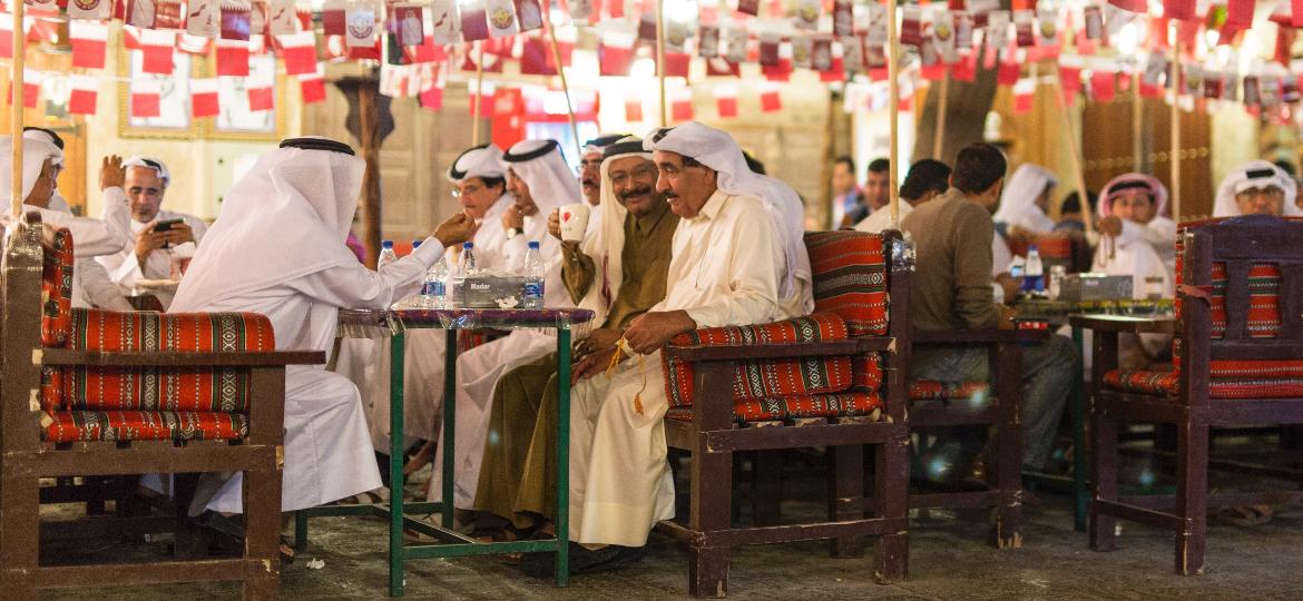 Cena no souq Waqif, um antigo mercado renovado no Qatar: bebidas alcoólicas proibidas e atenção ao modo de se sentar são costumes locais - Getty Images