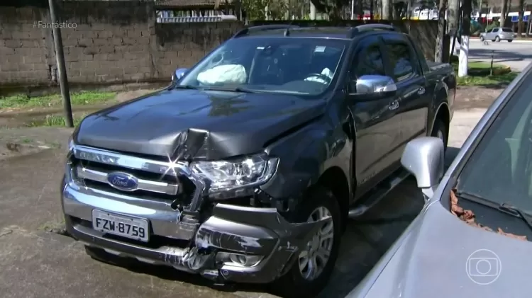 Carro de Mingau ficou destruído após ataque a tiros em Paraty, no Rio de Janeiro.