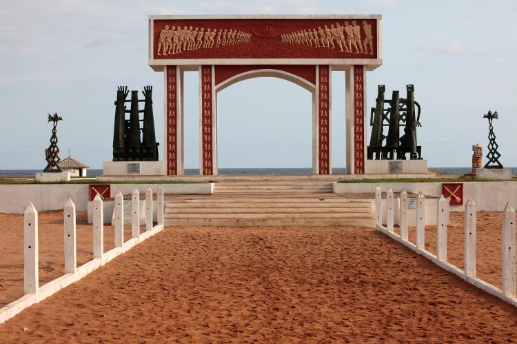 Porta do Não Retorno, em Ouidah, cidade do Benin -- agora transformada em um memorial, antes foi o último ponto de parada de escravizados que vinham para as Américas