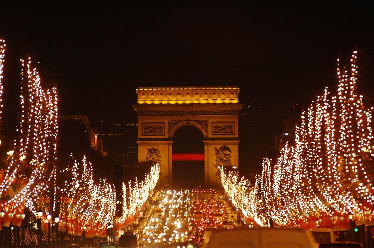 A Avenida dos Champs-Élysées iluminada para o Natal parisiense