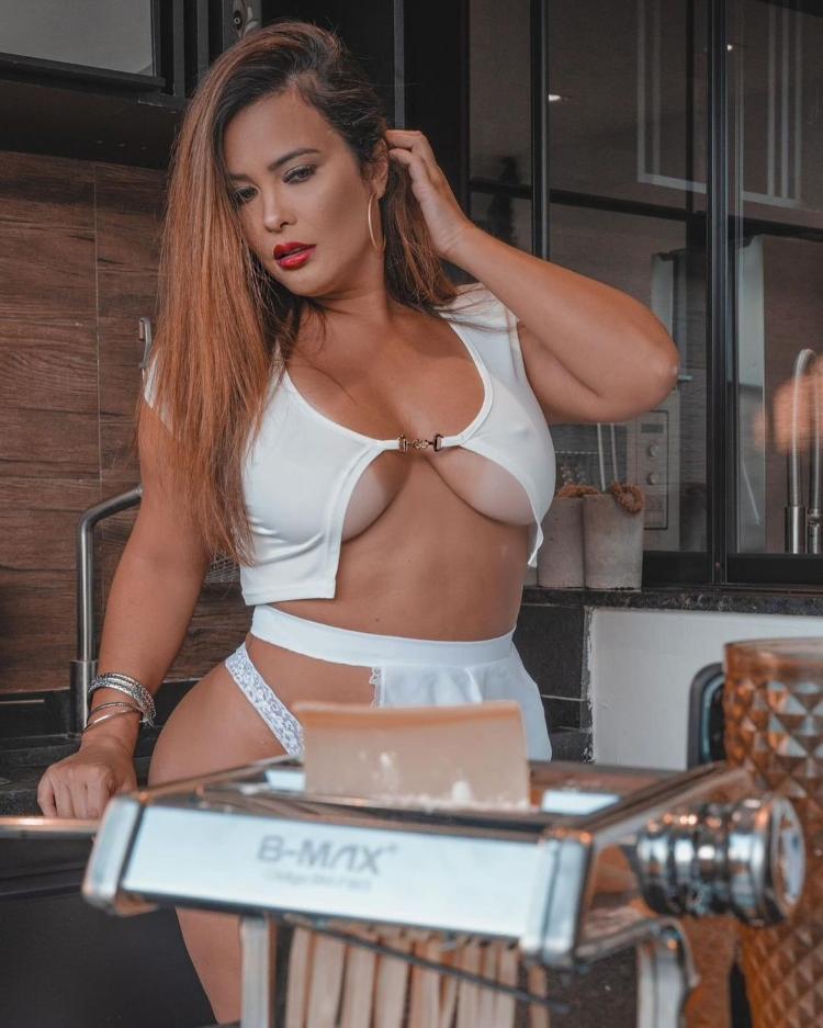 Geisy Arruda sensualiza ao colocar a mão na massa