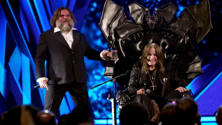 Jack Black e Ozzy Osbourne no palco da cerimônia de nomeação do Rock & Roll Hall Of Fame 2024