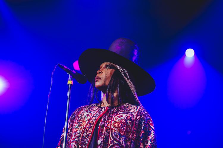 Erykah Badu durante show em São Paulo na quarta (6)