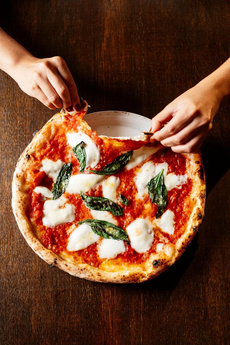 Pizza Margherita com tomate San Marzano DOP, da Leggera Pizzeria Napoletana Pizza Margherita com tomate San Marzano DOP, da Leggera Pizzeria Napoletana