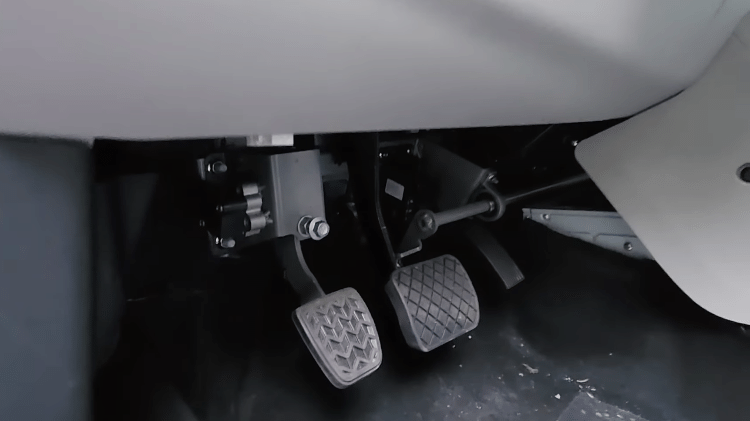 Atrás dos pedais, há atuadores que exercem resistência e simulam o peso da embreagem de um carro comum Atrás dos pedais, há atuadores que exercem resistência e simulam o peso da embreagem de um carro comum