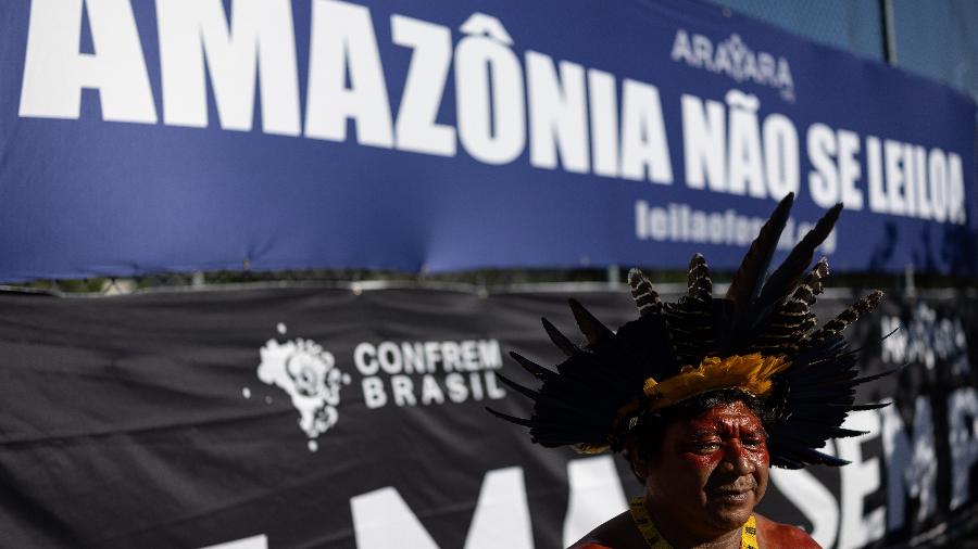 Indígenas protestam no Rio de Janeiro contra o leilão de áreas de exploração de petróleo - Eduardo Anizelli/Folhapress