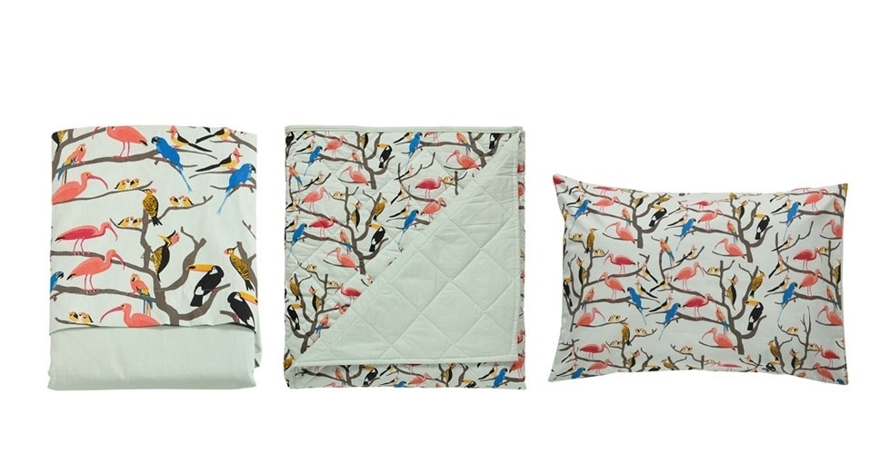 Lençol de solteiro, colcha e fronha Revoada, 100% algodão e 180 fios, à venda na Tok & Stok (www.tokstok.com.br). A medida do lençol é 160 cm x 240 cm. R$ 99,90 (o lençol), R$ 219,90 (a colcha) e R$ 19,90 (a fronha). Preço pesquisado em agosto de 2015 e sujeito a alterações - Divulgação