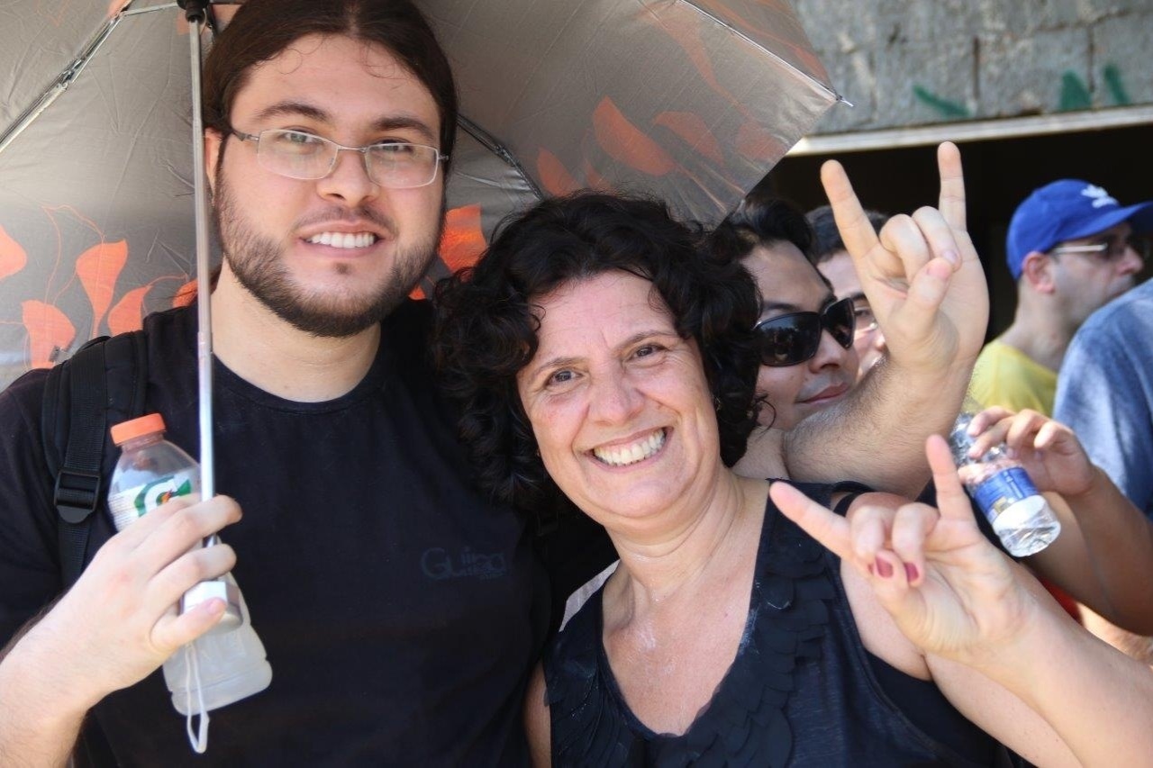 18.set.2015- Para não passar fome no Rock in Rio, a mineira Maria Andréa Carvalhães, 53 anos, e o filho Diego Carvalhães, 24, levaram frutas, biscoitos e até frango frito para a fila na Cidade do Rock. "O calor está demais, mas vai valer a pena. É tudo pelo Queen", disse Maria, que não quis mostrar o frango. Para se abrigar do sol, mãe e filho pagaram R$ 15 por um guarda-chuva, mesmo não podendo entrar com ele no evento - Zulmair Rocha/UOL
