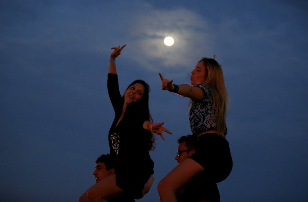 26.set.2015 - Fãs curtem o sexto dia do Rock in Rio 2015 - Pilar Olivares/Reuters