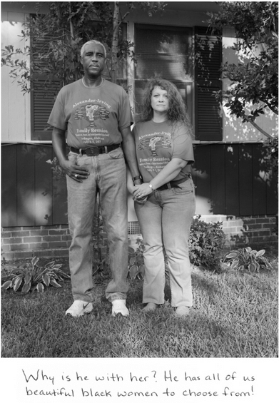 A princípio, a fotógrafa Donna Pinckley acreditava que apenas os casais mais velhos eram alvo deste tipo de comentários. "Por qual motivo ele está com ela? Ele pode escolher qualquer bela mulher negra", ouviu o casal da imagem - Reprodução/Donna Pinckley