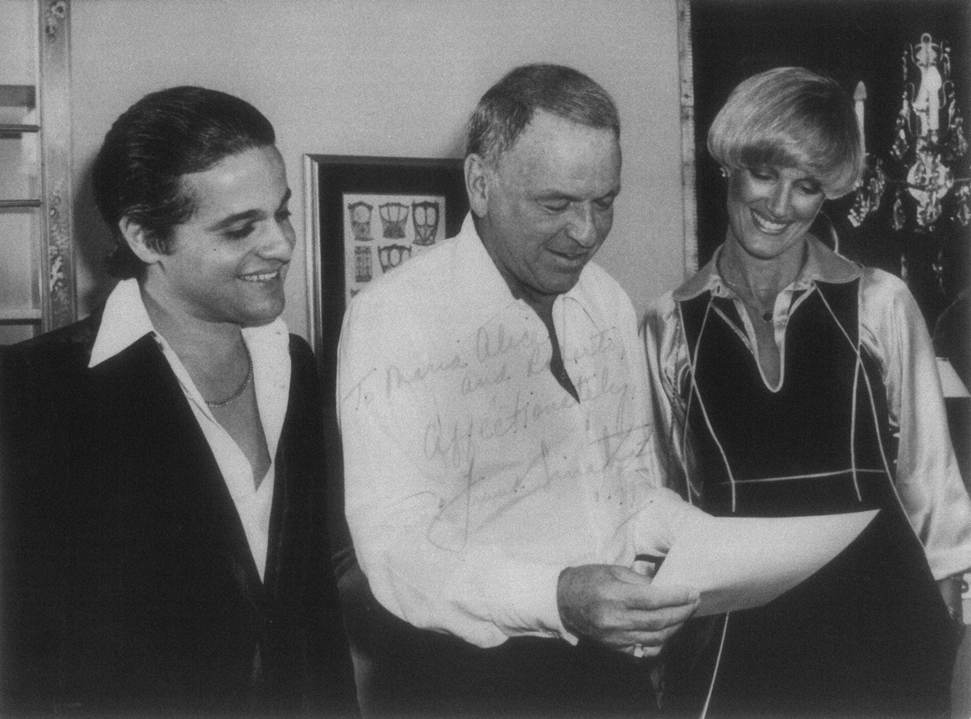 O cantor Frank Sinatra e o empresário Roberto Medina, um dos responsáveis pela realização do show do cantor no Maracanã, no Rio de Janeiro - Arquivo pessoal/Roberto Medina