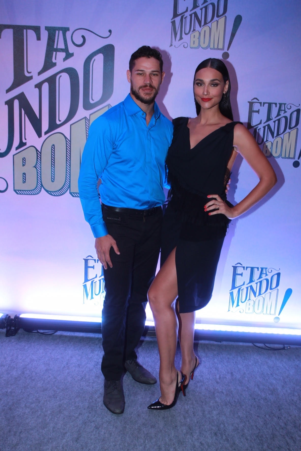 Acompanhada do marido, José Loreto, Débora Nascimento capricha na fenda na festa de lançamento de "Êta Mundo Bom" - Marcello Sá Barretto/AgNews