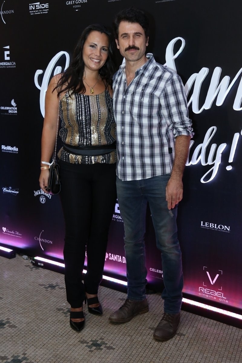 13.mar.2016 - O ator Eriberto Leão, no ar na novela "Êta Mundo Bom", chega à festa da promoter Carol Sampaio acompanhado da mulher, Andréa Leal - Roberto Filho e Marcos Ferreira/Brazil News