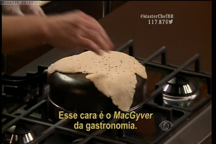 15.mar.2016 - Reprovado, o jornalista Alain prepara pão com a panela ao contrário e é chamado de "MacGyver" por Erick Jacquin - Reprodução/Band