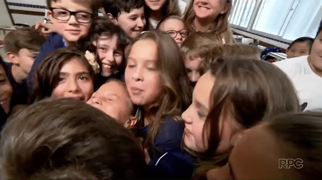 25.mar.2016 - Às vésperas da grande final do reality show "The Voice Kids", que será realizado no próximo domingo, na Globo, os três concorrentes mirins se tornaram celebridades instântaneas em suas respectivas cidades, ambas localizadas no Estad do Paraná - Reprodução/RPC/TV Globo