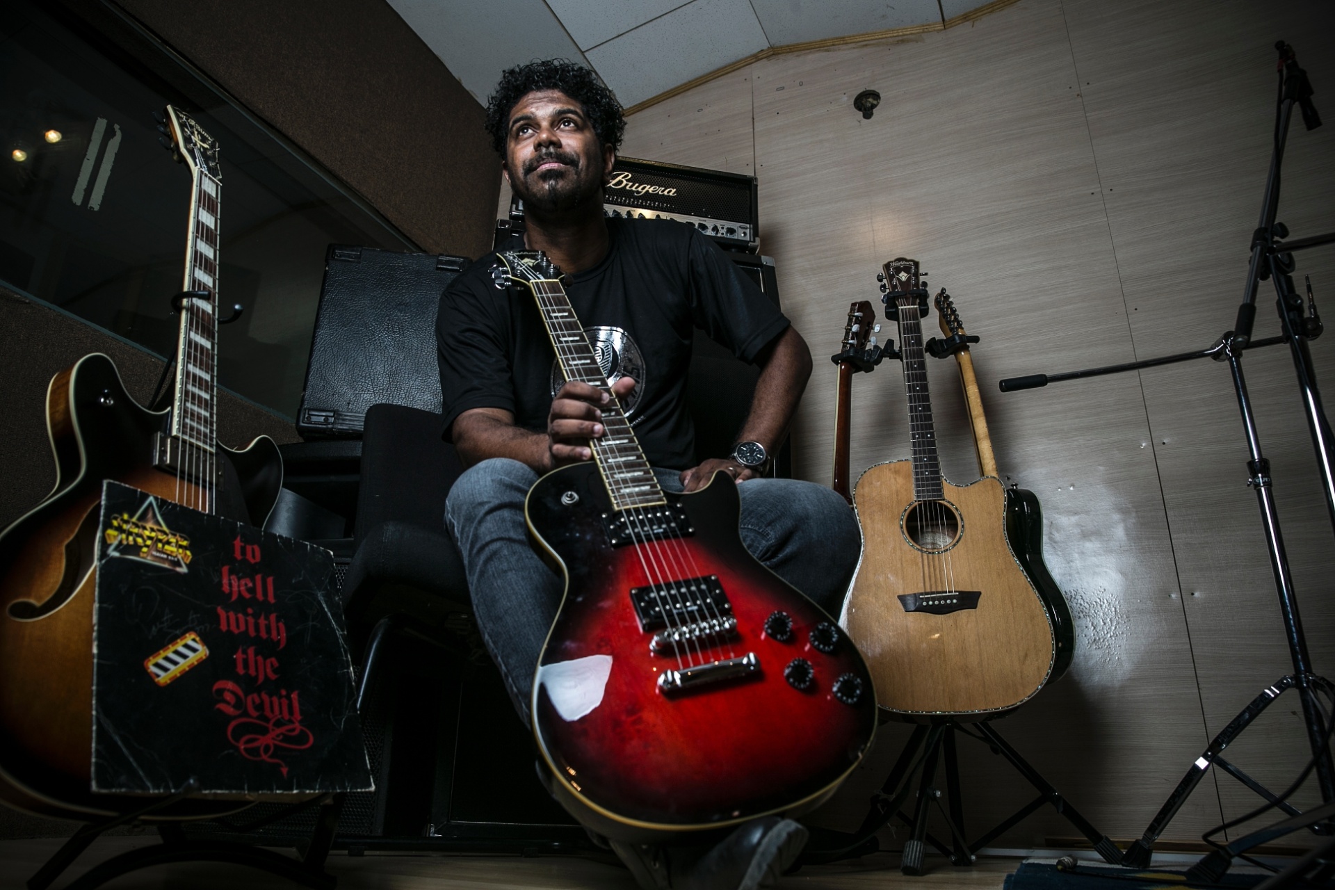 O pastor e cantor gospel Wesley Ros mostra seu estúdio particular em Osasco - Lucas Lima/UOL