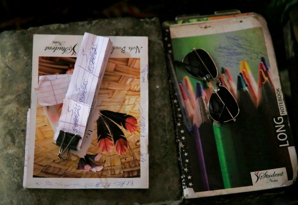 Entrada de cinema improvisado debaixo de ponte em Délhi é anotada a mão. Preço de 10 rúpias por pessoa é cem vezes menor do que o cobrado em uma sala de cinema moderna da capital indiana - Cathal McNaughton/Reuters