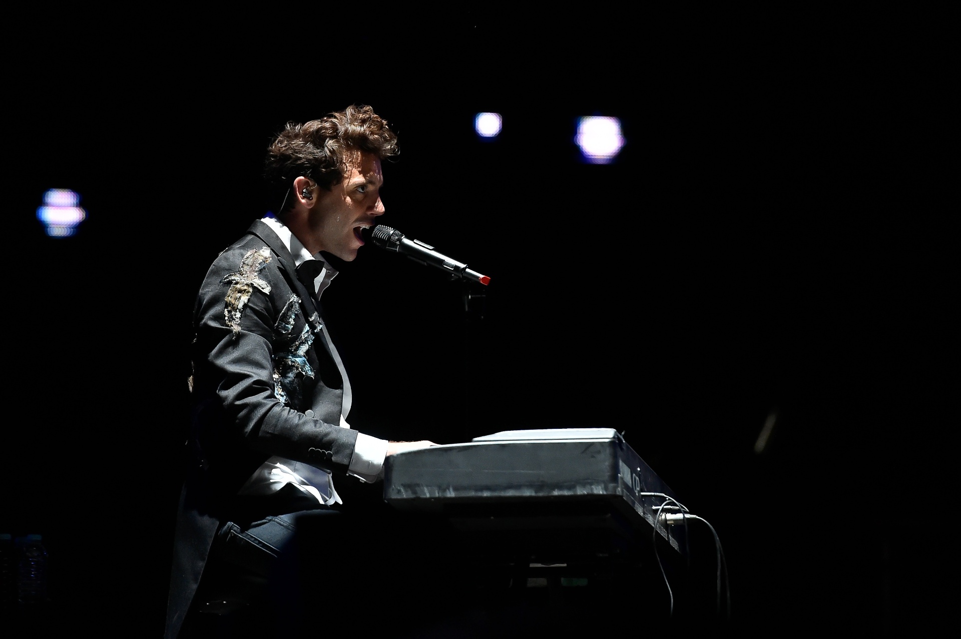 20.mai.2016 - O cantor pop Mika canta e toca piano em show no Rock in Rio Lisboa, no Bela Vista, em Lisboa, Portugal - Bruno de Carvalho/Brazil Photo Press/Folhapress