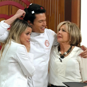 Leonardo comemora com a família sua vitória no "MasterChef" - Reprodução/TV Band - Reprodução/TV Band