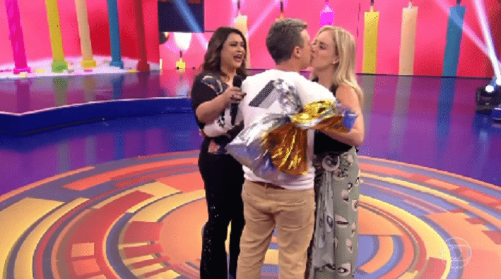 3.set.2016 - A mulher Angélica prestou uma homenagem aos 45 anos do marido, o apresentador Luciano Huck, durante o "Caldeirão do Huck", da Globo, exibido na tarde deste sábado (3) - Reprodução/TV Globo