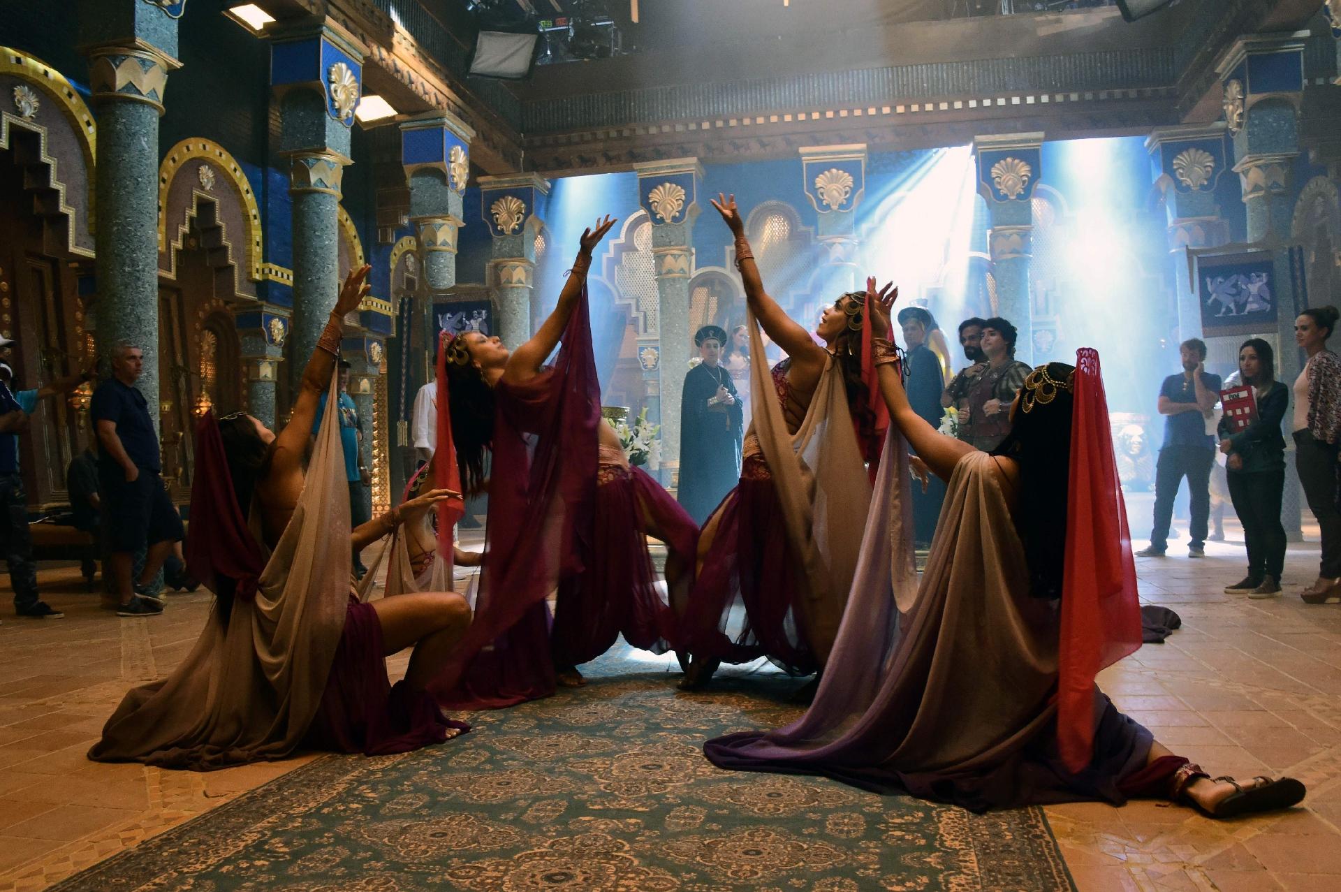 Nos preparativos da filmagem da coroação do rei Nabucodonosor II, os atores de "O Rico e Lázaro" ensaiam uma cena pela última vez em um cenário majestoso - AFP PHOTO / TASSO MARCELO 