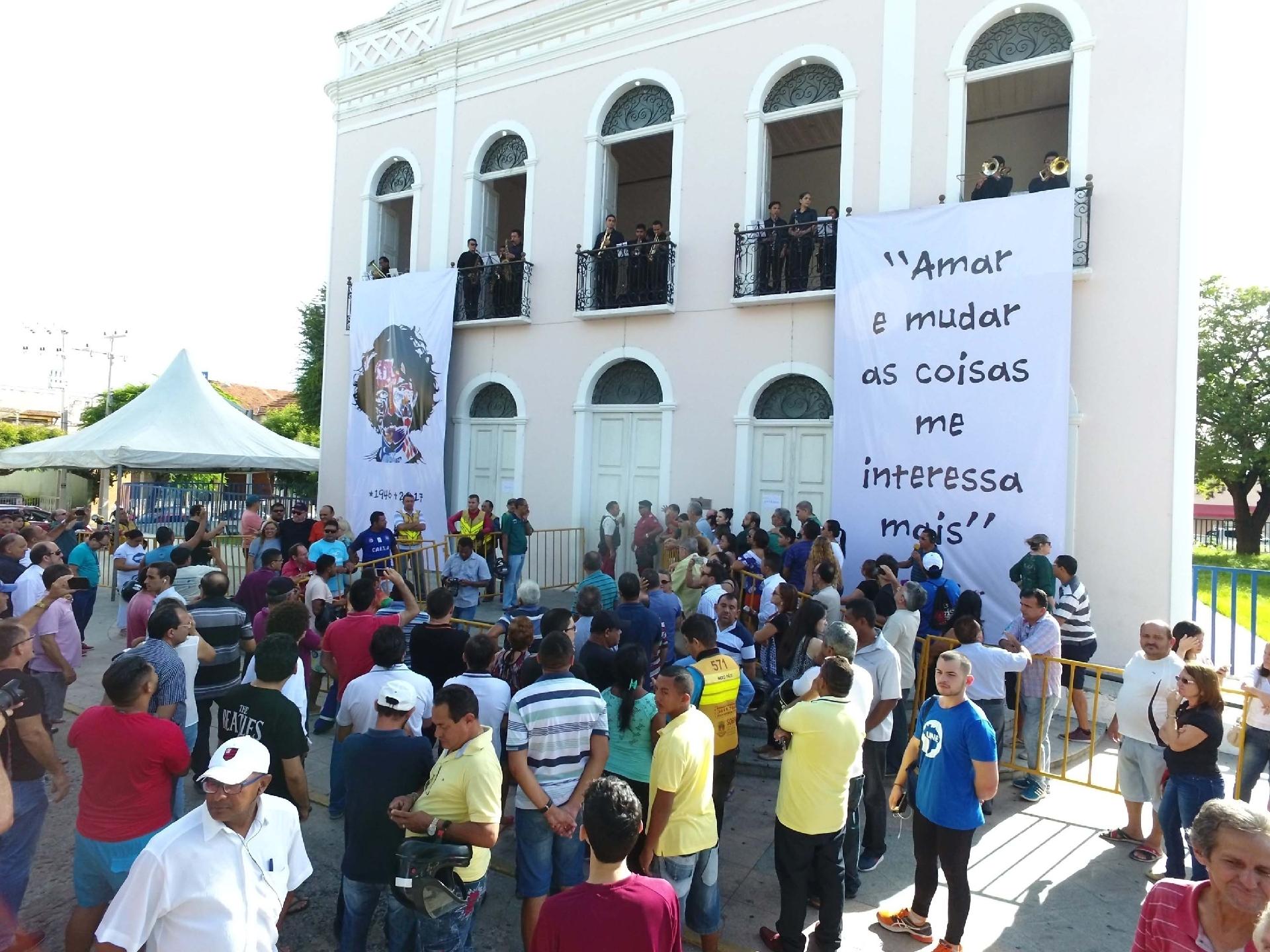 A chegada do corpo de Belchior no teatro São João foi acompanhado por fãs em sua cidade natal, em Sobral (CE) - Wellington Macedo/Futura Press/Estadão Conteúdo