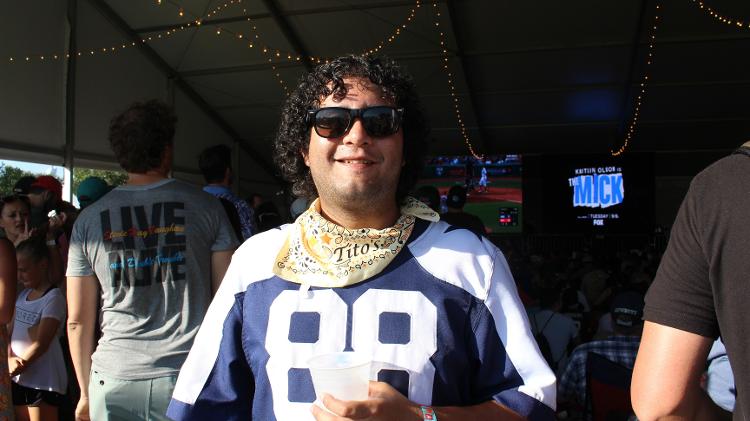 David Belderas, torcedor do Dallas, confessa que tem outro motivo para preferir assistir os jogos nas tendas do que enfrentar o sol perto dos palcos."Está muito quente e na tenda tem ventiladores e cerveja gelada" - Felipe Cruz/UOL - Felipe Cruz/UOL