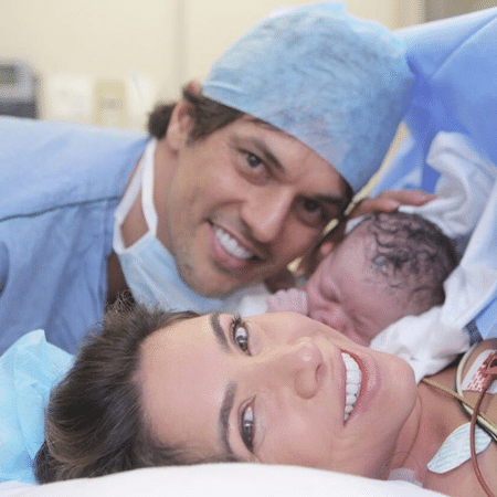 Patricia Abravanel e Fabio Faria com a filha, Jane, logo após o parto - Reprodução/Instagram/patriciaabravanel