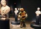 Tartauga ninja Michelangelo visita exposição de Michelangelo em museu de NY