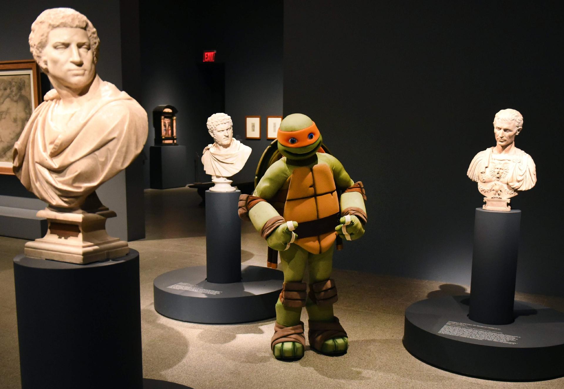O personagem Michelangelo, das Tartarugas Ninja, visitou a exposição "Michelangelo: Divine Draftsman and Designer" no museu Metropolitan of Art, de Nova York - Timothy A. Clary/AFP