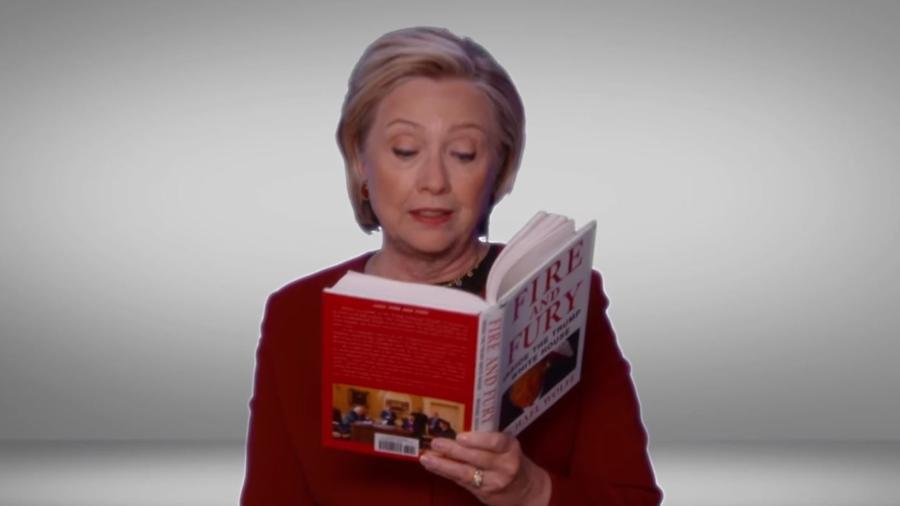 Hillary Clinton lê "Fire and Fury" durante a apresentação do Grammy 2018 - Reprodução