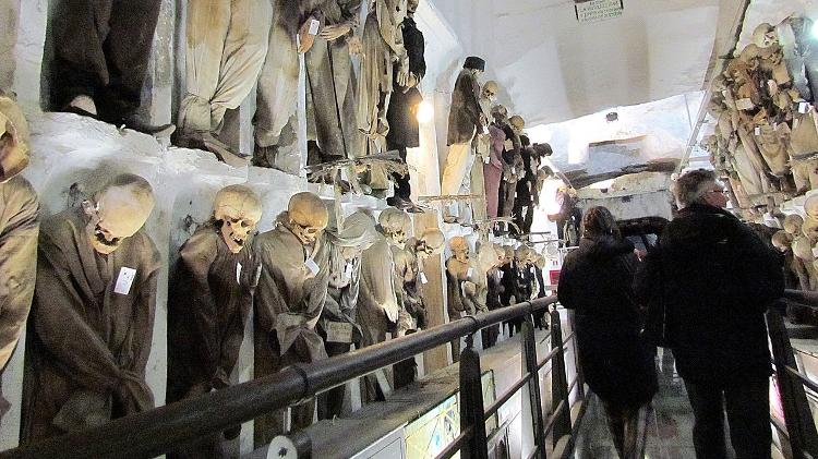 Turistas caminham entre restos mortais expostos nas Catacumbas dos Capuchinhos - Gmihail/creativecommons.org/licenses/by-sa/3.0/rs/deed.en/ - Gmihail/creativecommons.org/licenses/by-sa/3.0/rs/deed.en/