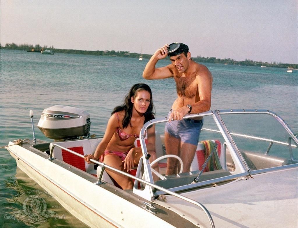 Sean Connery e Martine Beswick em cena de "007 contra a Chantagem Atômica" (1965) - Divulgação